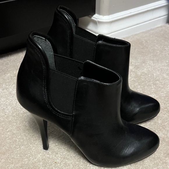 Guess Booties - Picture 1 of 5